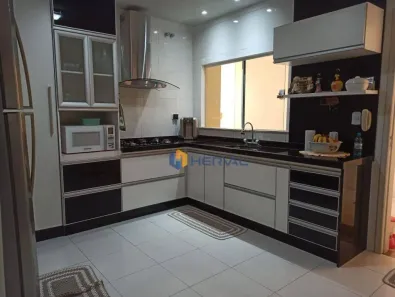 Sobrado com 3 Quartos à venda, 174m² no Zona 28, Maringá