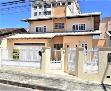 Casa com 3 Quartos para alugar, 240m² no Costa e Silva, Joinville