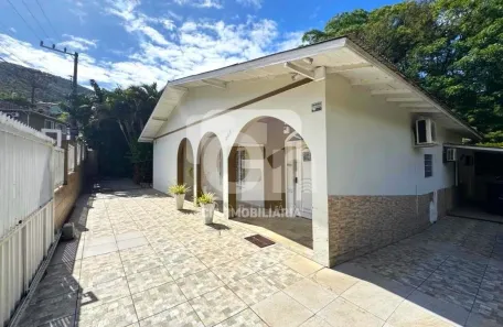 Casa com 3 Quartos à venda, 300m² no Itacorubi, Florianópolis