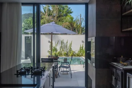 Casa com 4 Quartos para alugar, 330m² no Praia do Estaleiro, Balneário Camboriú