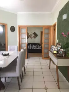 Casa com 4 Quartos à venda, 260m² no Umuarama, Uberlândia