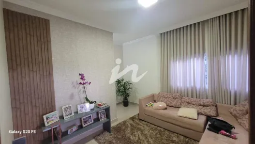 Casa com 3 Quartos à venda, 210m² no Laranjeiras, Uberlândia