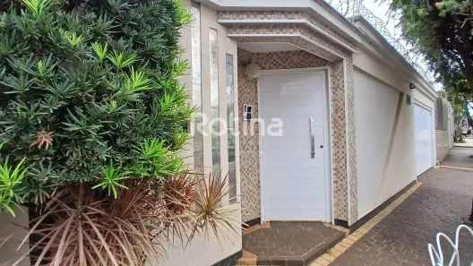 Casa com 3 Quartos para alugar, 235m² no Cidade Jardim, Uberlândia