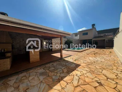 Casa com 3 Quartos para alugar, 220m² no Daniel Fonseca, Uberlândia
