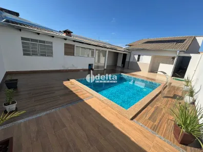 Casa com 4 Quartos para alugar, 200m² no São Jorge, Uberlândia
