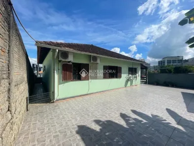 Casa com 3 Quartos à venda, 217m² no Itacorubi, Florianópolis