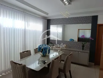Casa com 3 Quartos à venda, 250m² no Cidade Jardim, Uberlândia