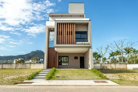 Sobrado com 4 Quartos à venda, 200m² no Beira Rio, Biguaçu