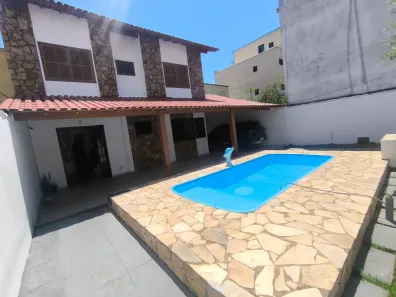 Casa com 6 Quartos para alugar, 385m² no Imbetiba, Macaé