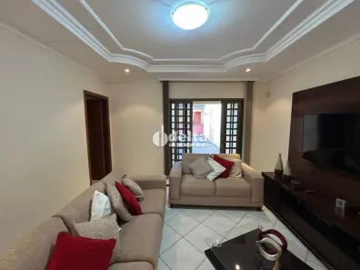 Casa com 3 Quartos à venda, 225m² no Santa Mônica, Uberlândia