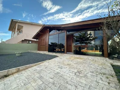 Casa com 2 Quartos para alugar, 70m² no Carianos, Florianópolis