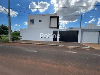 Casa com 3 Quartos para alugar, 120m² no Novo Mundo, Uberlândia
