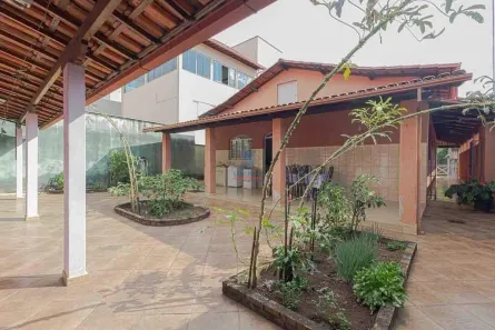 Casa com 3 Quartos à venda, 240m² no Camilo Alves, Contagem
