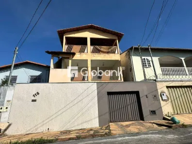 Imóvel Comercial com 4 Quartos para alugar, 180m² no Santa Rita II, Montes Claros
