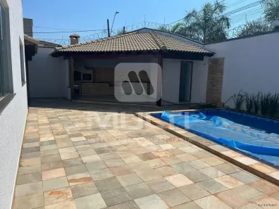 Casa com 4 Quartos para alugar, 200m² no Alto Umuarama, Uberlândia