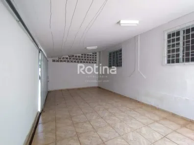 Casa com 4 Quartos para alugar, 200m² no Nossa Senhora Aparecida, Uberlândia