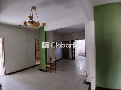 Casa com 5 Quartos à venda, 370m² no Cândida Câmara, Montes Claros