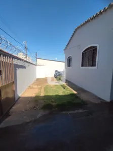 Casa com 3 Quartos para alugar, 80m² no Presidente Roosevelt, Uberlândia