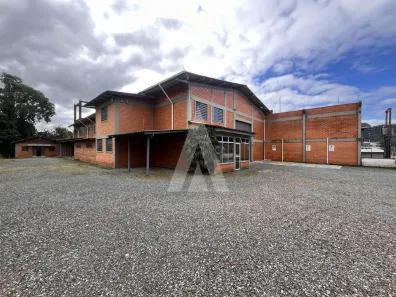 Galpão/Depósito/Armazém para alugar, 900m² no Bom Retiro, Joinville