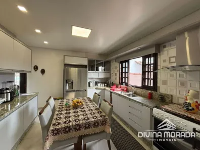 Casa com 4 Quartos à venda, 250m² no Floresta, Joinville