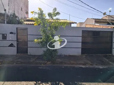 Casa com 2 Quartos para alugar, 65m² no Jardim Europa, Uberlândia