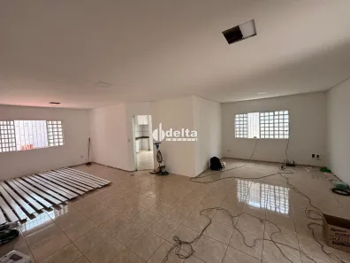 Casa com 3 Quartos para alugar, 209m² no Jardim Karaíba, Uberlândia