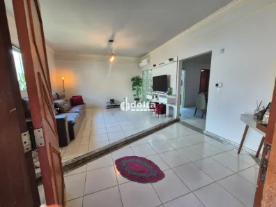 Casa com 3 Quartos à venda, 202m² no Santa Mônica, Uberlândia