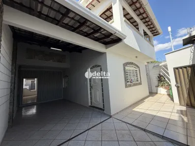 Casa com 3 Quartos para alugar, 300m² no Tibery, Uberlândia
