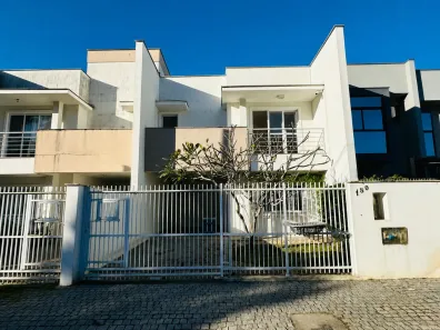 Casa com 3 Quartos à venda, 1416m² no Bom Retiro, Joinville