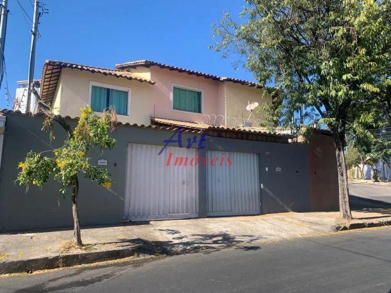 Casa com 3 quartos — Santa Mônica, Belo Horizonte