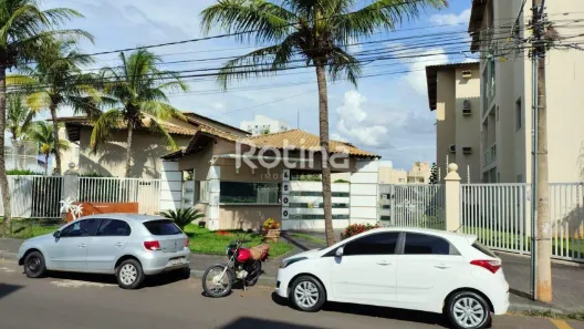 Apartamento com 3 Quartos para alugar, 50m² no Umuarama, Uberlândia