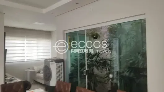 Casa com 3 Quartos à venda, 221m² no Brasil, Uberlândia