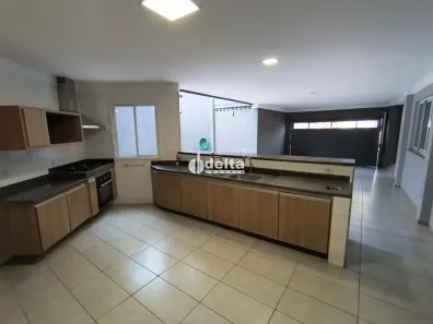 Casa com 5 Quartos para alugar, 330m² no Saraiva, Uberlândia