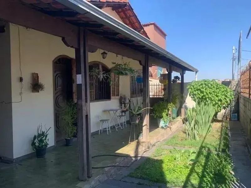 Casa com 4 quartos — Santa Mônica, Belo Horizonte