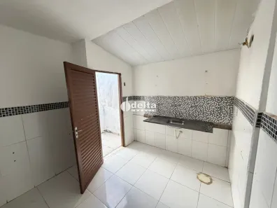 Casa de Condomínio com 2 Quartos para alugar, 60m² no Santa Rosa, Uberlândia
