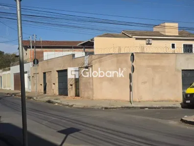 Casa com 6 Quartos à venda, 350m² no Sagrada Família, Montes Claros