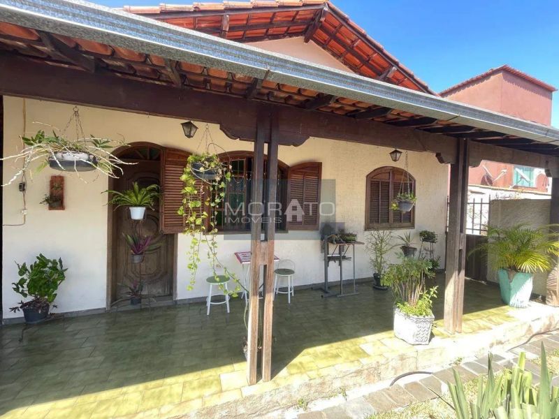 Casa com 3 quartos — Santa Mônica, Belo Horizonte