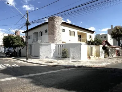 Sobrado com 4 Quartos para alugar, 380m² no Jardim América, Goiânia