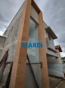 Sobrado com 2 Quartos à venda, 120m² no Jardim Amaryllis, Poços de Caldas