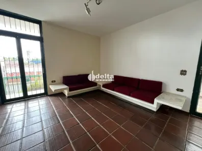 Casa com 4 Quartos para alugar, 245m² no Lídice, Uberlândia