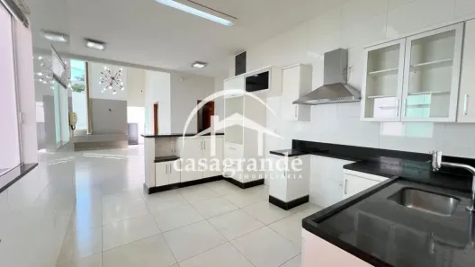 Casa com 3 Quartos para alugar, 249m² no Cidade Jardim, Uberlândia