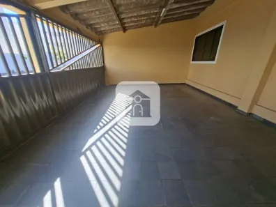 Casa com 2 Quartos para alugar, 215m² no Presidente Roosevelt, Uberlândia
