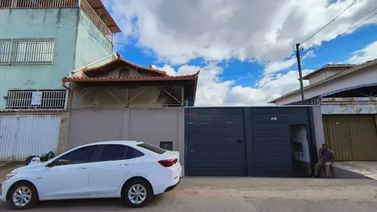 Casa com 2 Quartos para alugar, 150m² no Canadá, Contagem