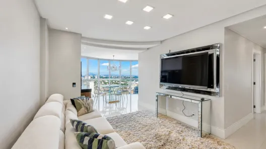 Apartamento com 3 Quartos para alugar, 136m² no Centro, Balneário Camboriú