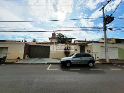 Casa com 3 Quartos para alugar, 234m² no Cidade Jardim, Uberlândia