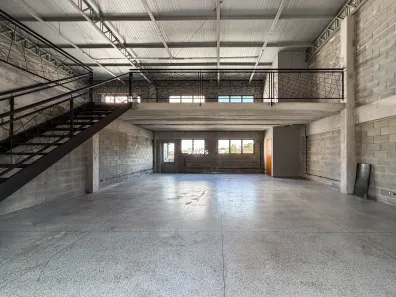 Galpão/Depósito/Armazém para alugar, 348m² no Rebouças, Curitiba