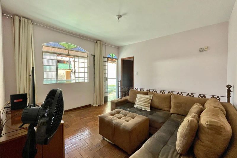 Casa com 3 quartos — Dom Joaquim, Belo Horizonte