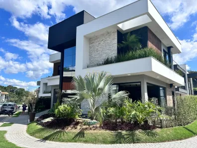 Sobrado com 4 Quartos à venda, 270m² no Vila Nova, Joinville
