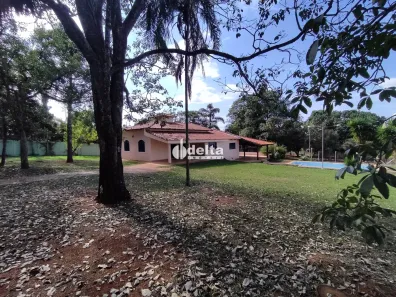 Fazenda/Sítio com 4 Quartos para alugar, 400m² no Mansões Aeroporto, Uberlândia