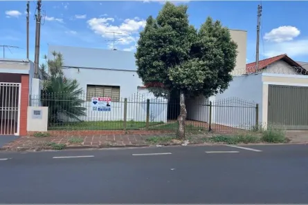 Casa com 4 Quartos para alugar, 350m² no Centro, Ituiutaba